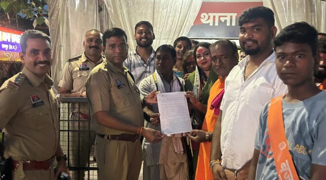शराब की दुकान के विरोध में बजरंग दल, बीच सड़क किया हनुमान चालीसा का पाठ