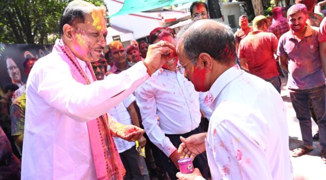मुख्यमंत्री निवास में होली के रंगों की बौछार, मुख्यमंत्री विष्णु देव साय ने अधिकारियों-कर्मचारियों संग खेली होली