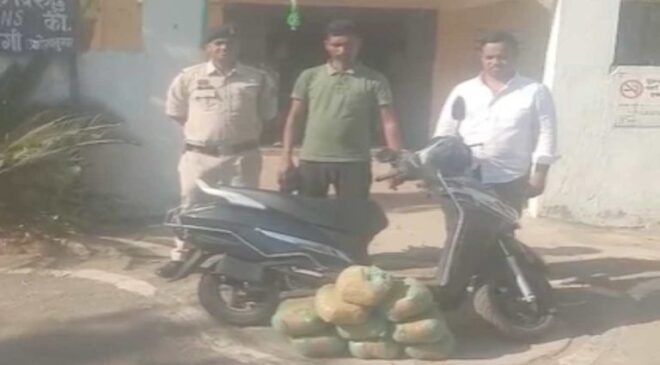 गांजा तस्करी में पुलिस आरक्षक का नाम, दो आरोपी गिरफ्तार, एक फरार