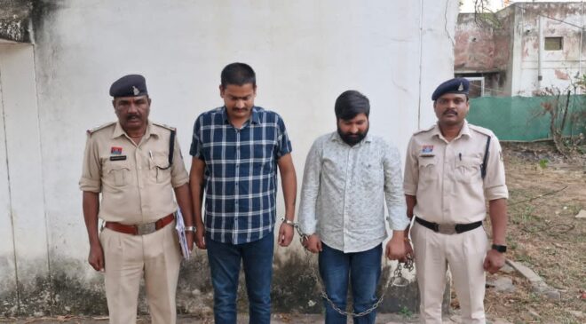 स्थायी गिरफ्तारी वारंट व उद्घोषणा कार्यवाही के बाद संपत्ति कुर्की के भय से आरोपियों ने किया सरेंडर