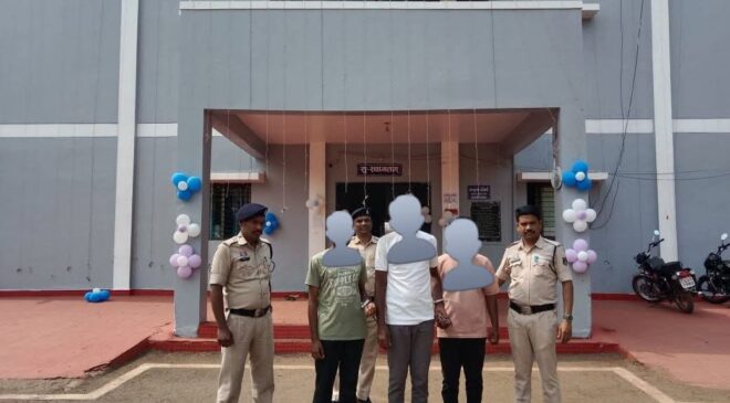 शादी में डांस करते समय हुआ विवाद, चाकू से प्राण घातक हमला, तीन आरोपियों को पुलिस ने किया चंद घंटो में गिरफ्तार, मोटर सायकल, चाकू, मोबाइल जप्त