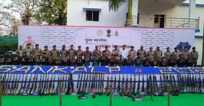 डेडलाइन के आखिरी दिन बड़ा सरेंडर, 1.47 करोड़ के इनामी 25 नक्सलियों ने छोड़ी हिंसा..