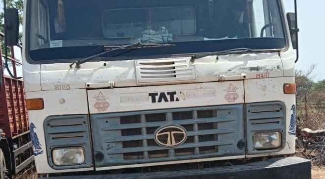 अवैध खनन के मामले में हाईवा और जेसीबी जब्त