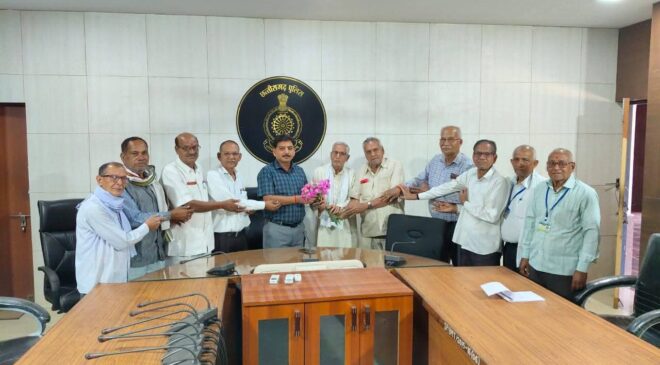 सेवानिवृत अधिकारियों एवं कर्मचारियों ने पुष्पगुच्छ भेंट कर पुलिस उप महानिरीक्षक (DIG) रामकृष्ण साहू का आत्मीय स्वागत कर किया संवाद।