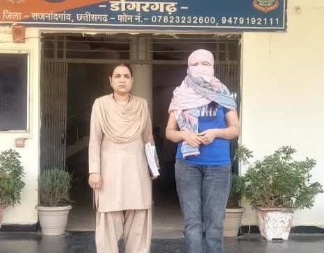 पुस्तक निकालने में देरी होने पर क्लास टीचर एवं इंचार्ज शिक्षिका द्वारा की गई मारपीट, शिक्षिका गिरफ्तार,